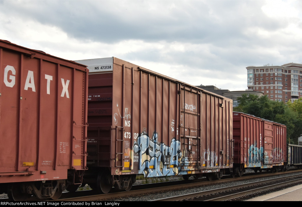 473138